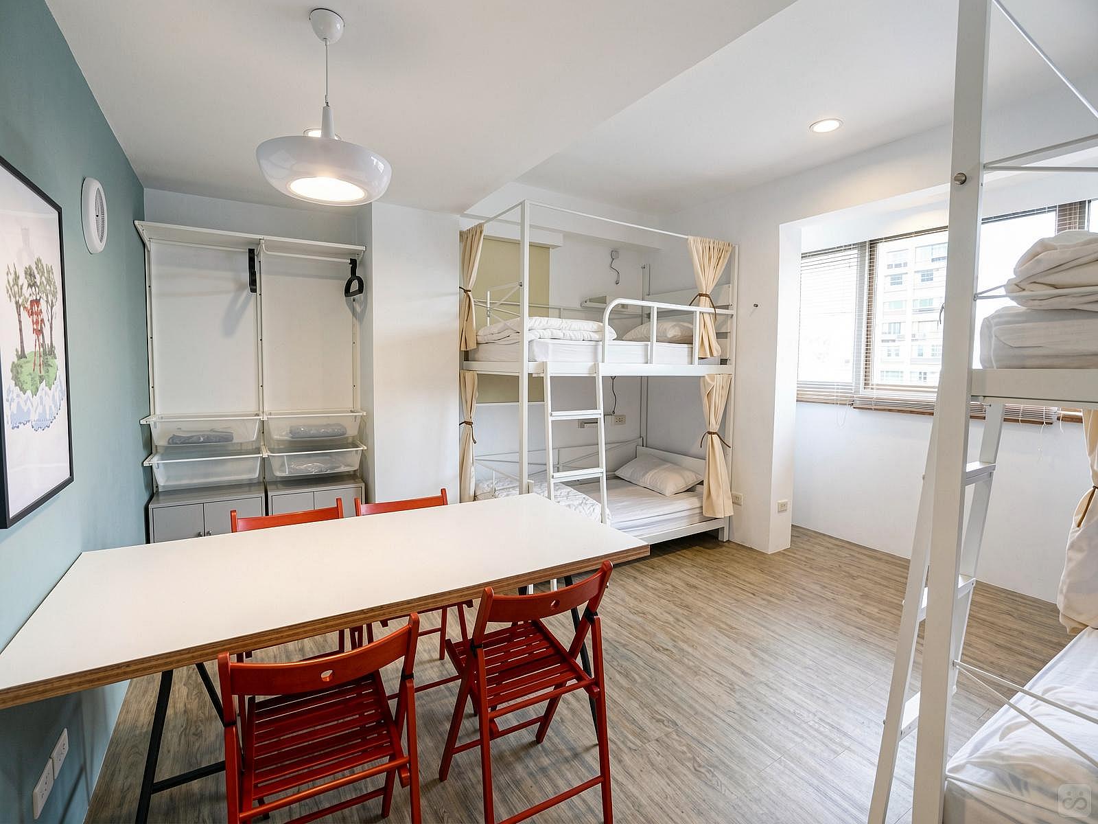 Bed In A 4-Bed Female Only Room - Colorful Vintage Style Apt. w/ Workspace + Rooftop Deck - Gallery - 57