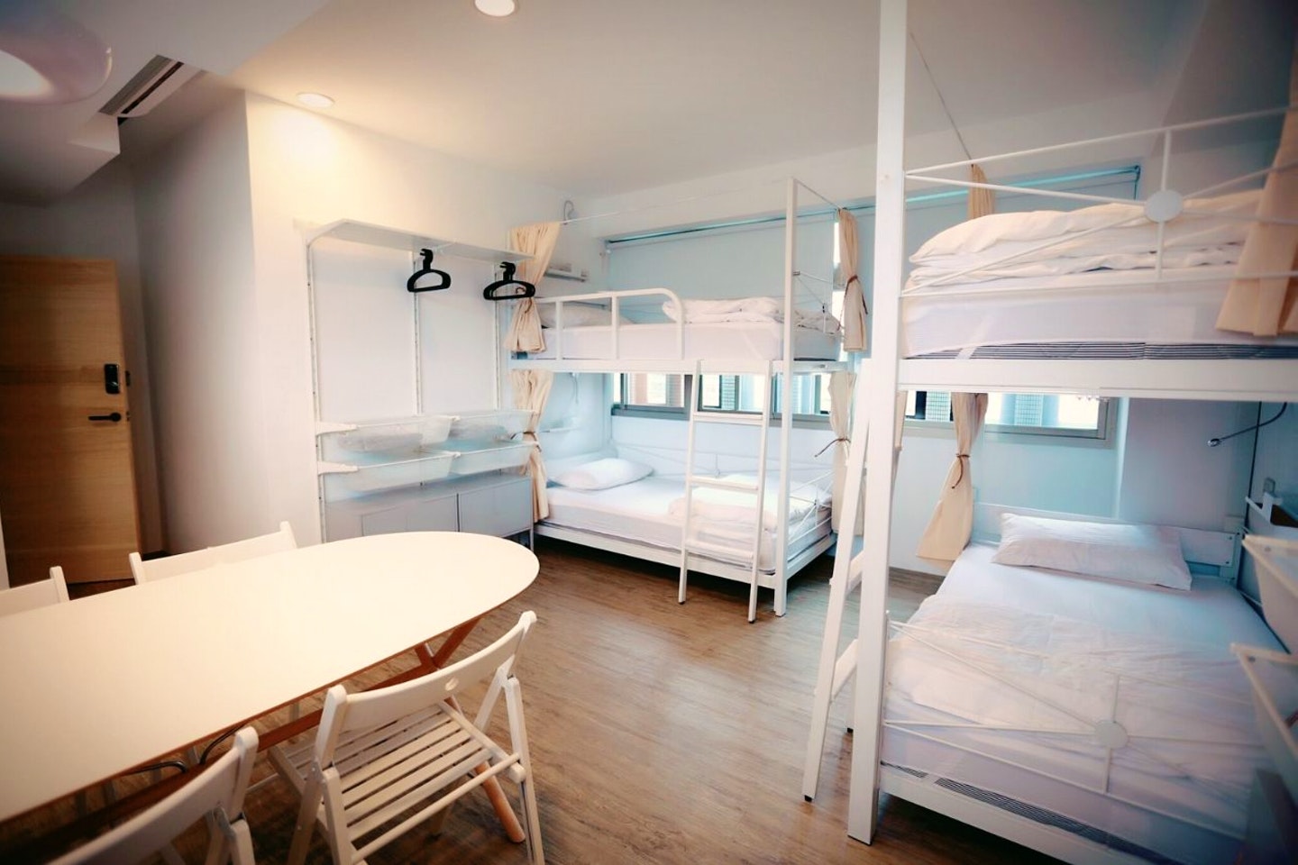 Bed In A 4-Bed Female Only Room - Colorful Vintage Style Apt. w/ Workspace + Rooftop Deck - Gallery - 2