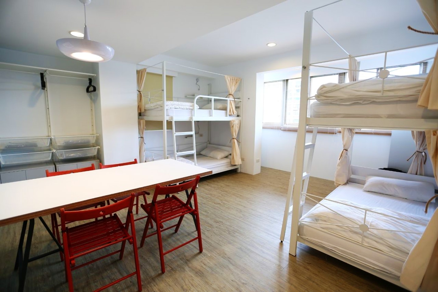 Bed In A 4-Bed Female Only Room - Colorful Vintage Style Apt. w/ Workspace + Rooftop Deck - Gallery - 5