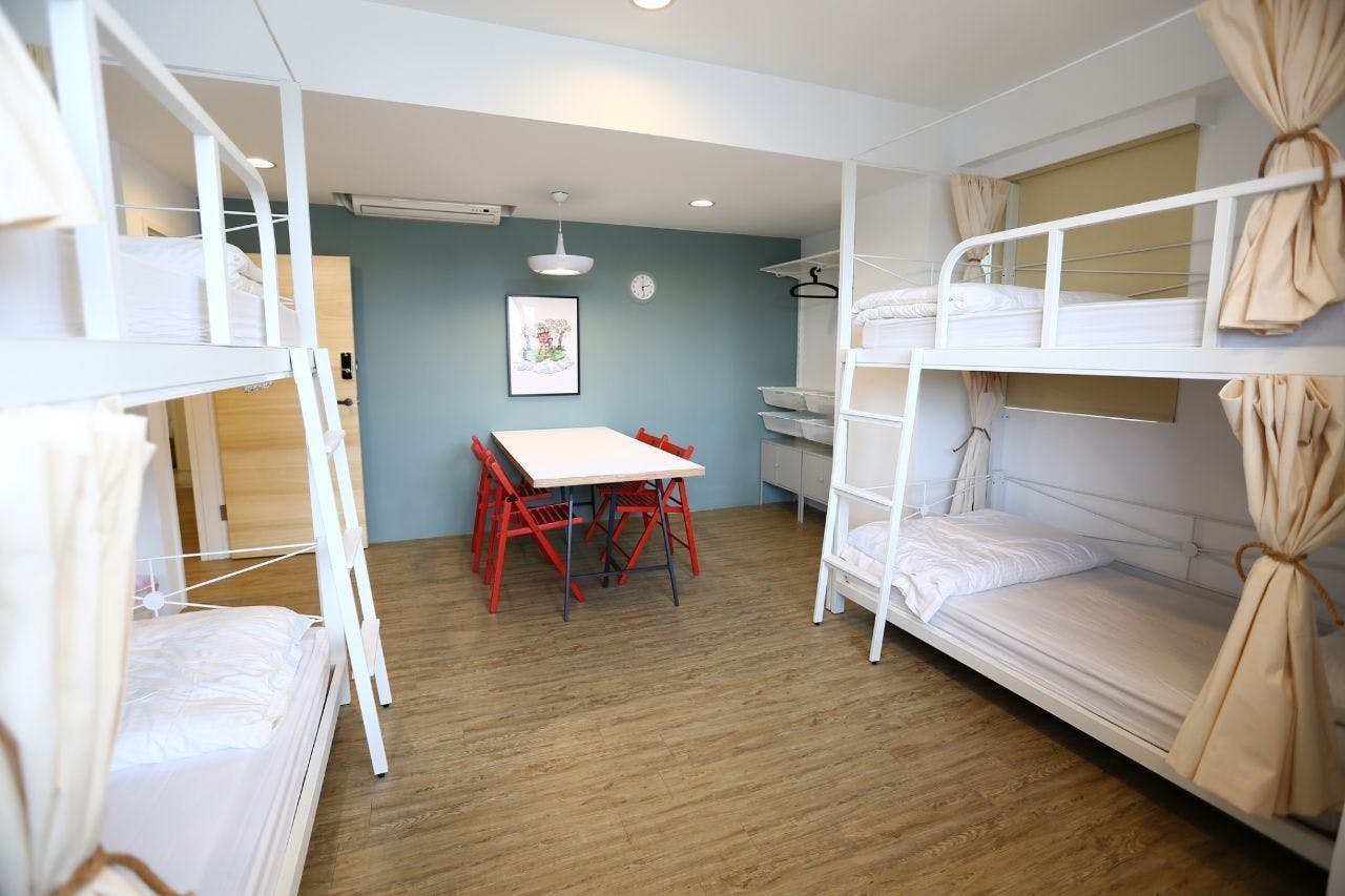 Bed In A 4-Bed Female Only Room - Colorful Vintage Style Apt. w/ Workspace + Rooftop Deck - Gallery - 10