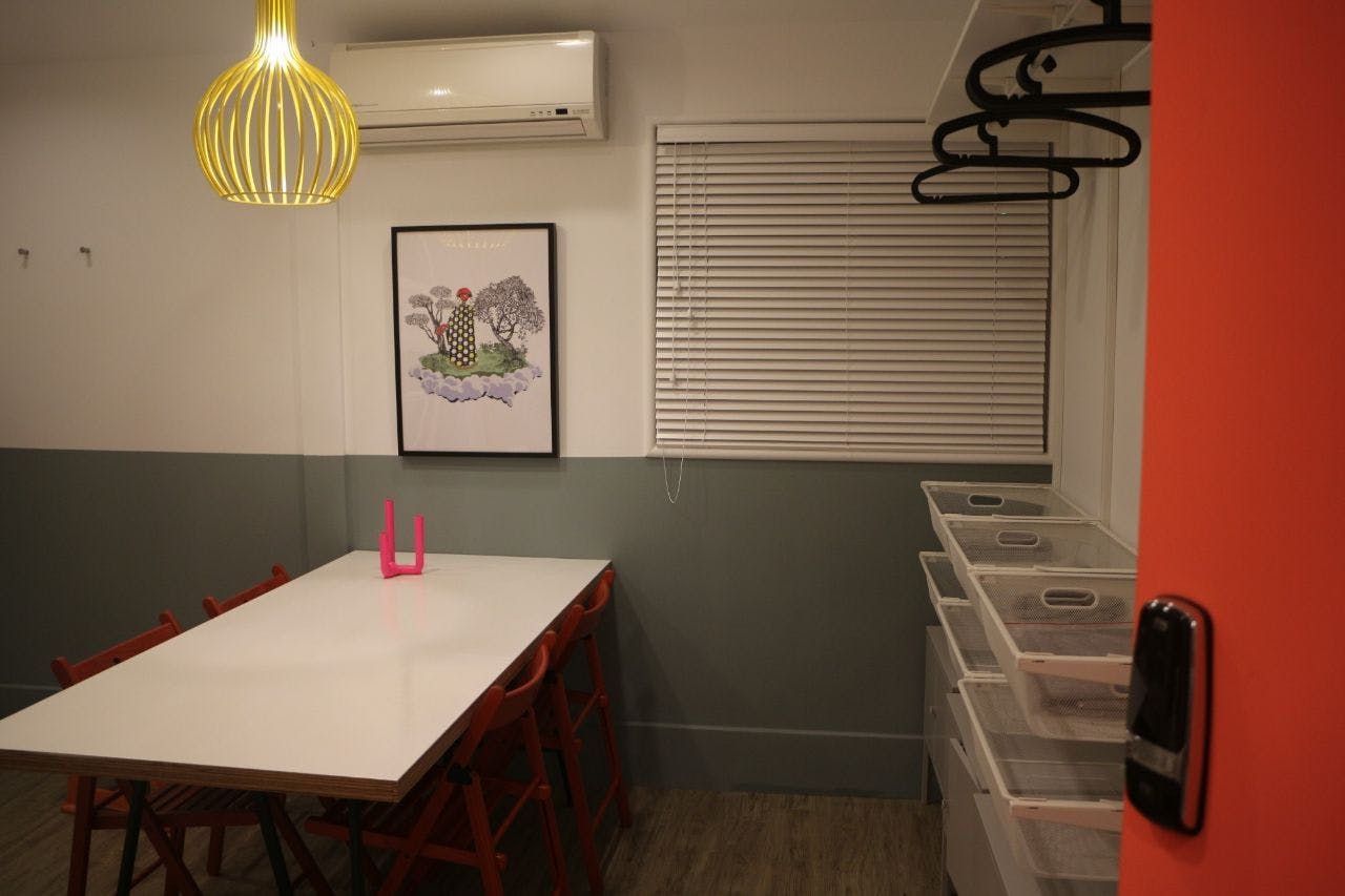 Bed In A 4-Bed Female Only Room - Colorful Vintage Style Apt. w/ Workspace + Rooftop Deck - Gallery - 13