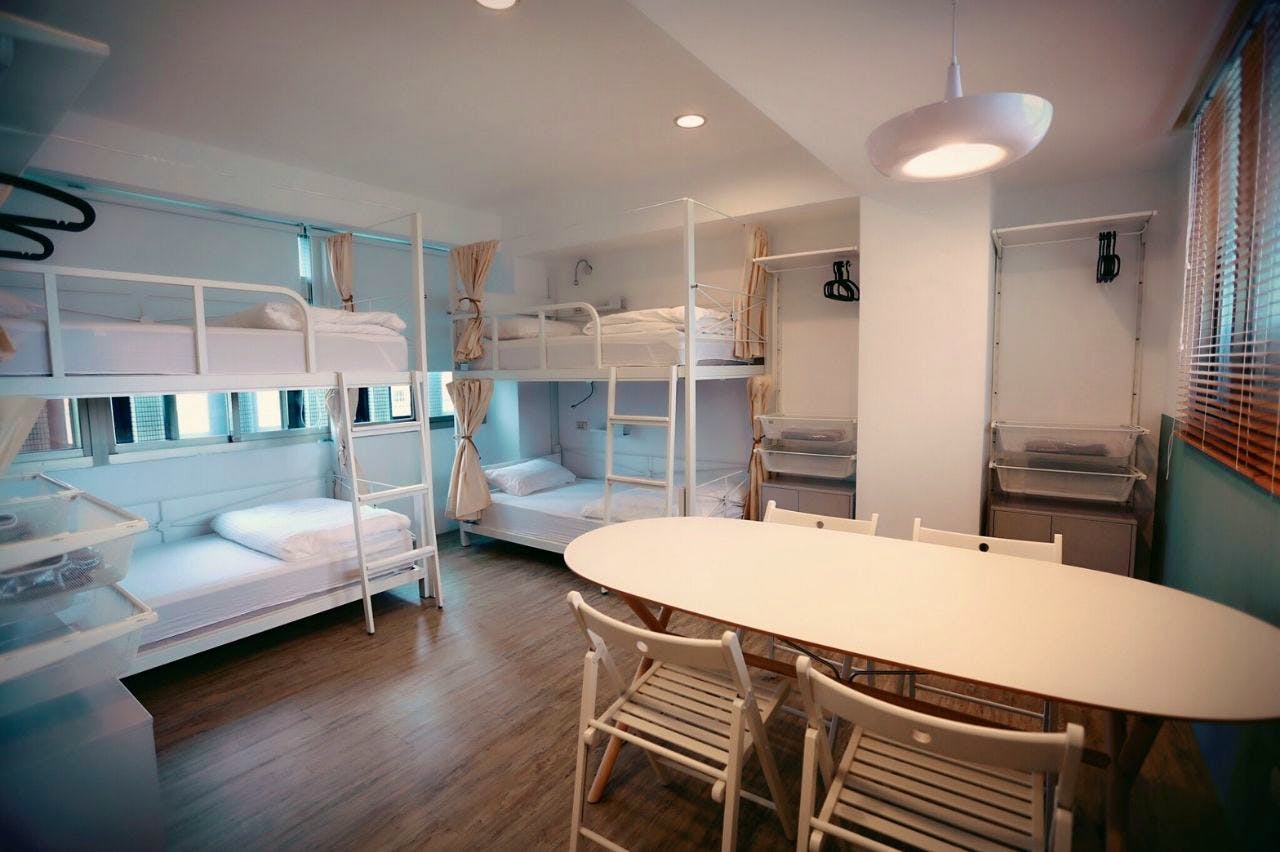 Bed In A 4-Bed Female Only Room - Colorful Vintage Style Apt. w/ Workspace + Rooftop Deck - Gallery - 21