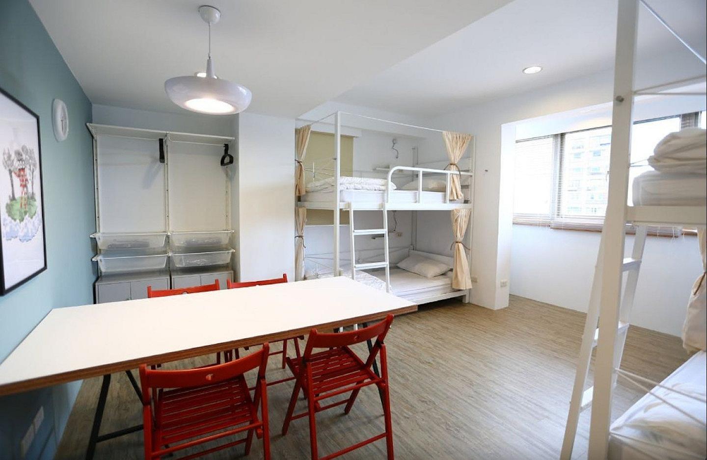 Bed In A 4-Bed Female Only Room - Colorful Vintage Style Apt. w/ Workspace + Rooftop Deck - Gallery - 43
