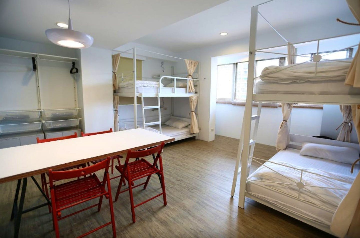 Bed In A 4-Bed Female Only Room - Colorful Vintage Style Apt. w/ Workspace + Rooftop Deck - Gallery - 28