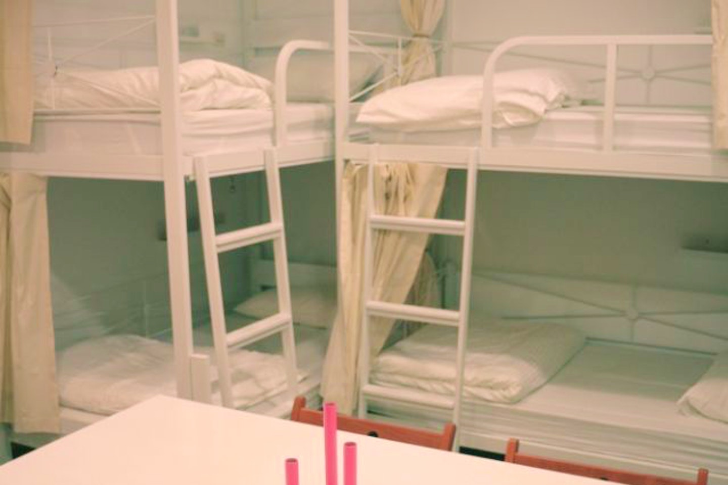 Bed In A 4-Bed Female Only Room - Colorful Vintage Style Apt. w/ Workspace + Rooftop Deck - Gallery - 7