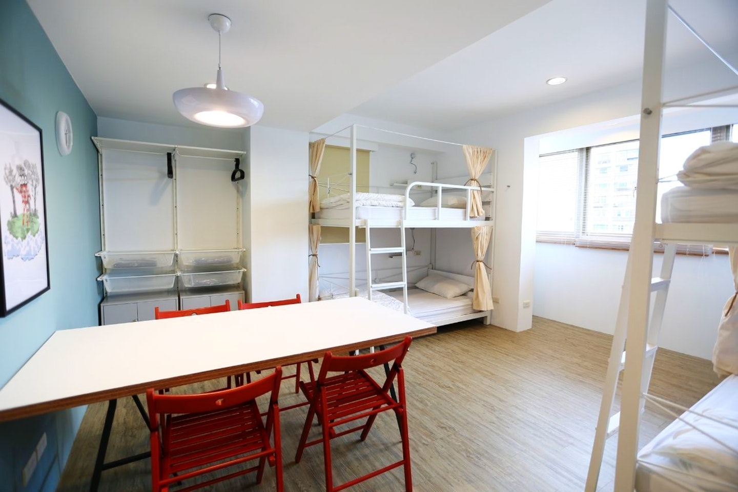 Bed In A 4-Bed Female Only Room - Colorful Vintage Style Apt. w/ Workspace + Rooftop Deck - Gallery - 4