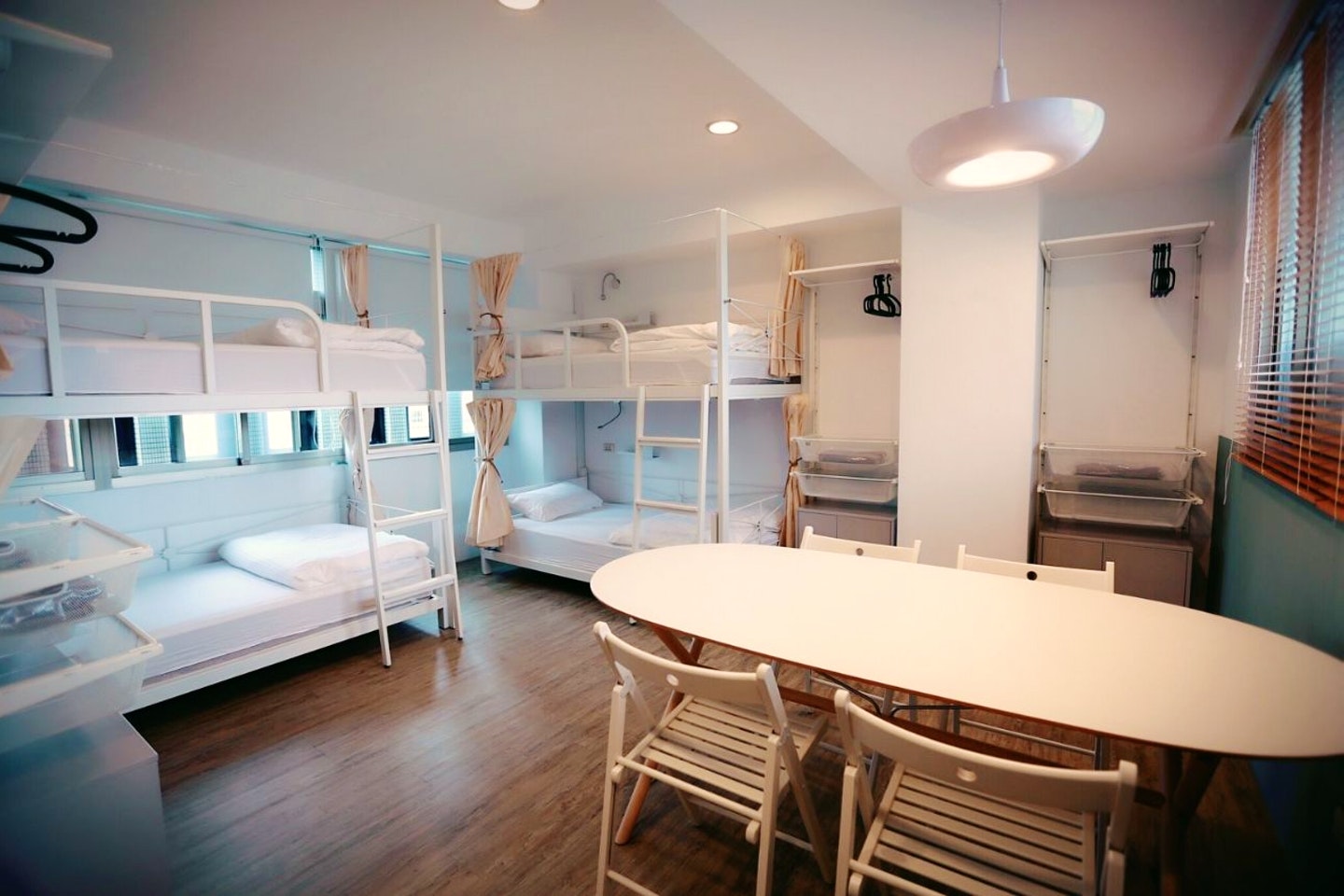 Bed In A 4-Bed Female Only Room - Colorful Vintage Style Apt. w/ Workspace + Rooftop Deck - Gallery - 1