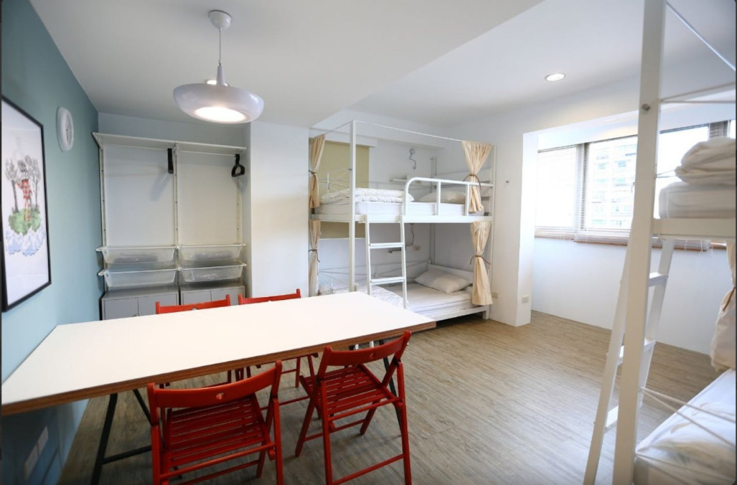 Bed In A 4-Bed Female Only Room - Colorful Vintage Style Apt. w/ Workspace + Rooftop Deck - Gallery - 32