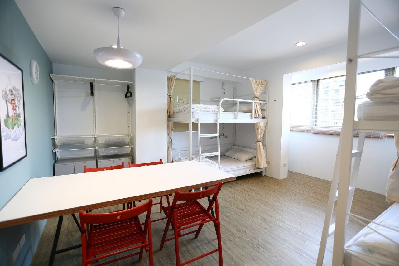 Bed In A 4-Bed Female Only Room - Colorful Vintage Style Apt. w/ Workspace + Rooftop Deck - Gallery - 11