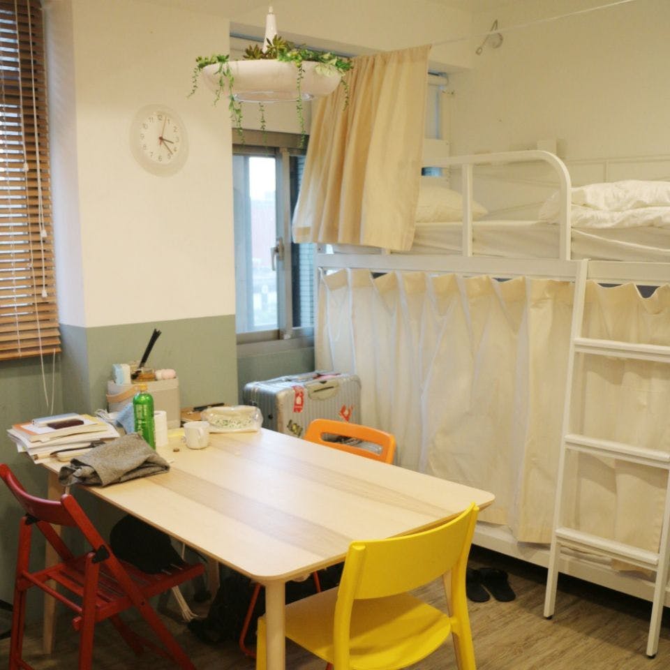 Bed In A 3-Bed Male Only Room - Colorful Vintage Style Apt. w/ Workspace + Rooftop Deck - Gallery - 9