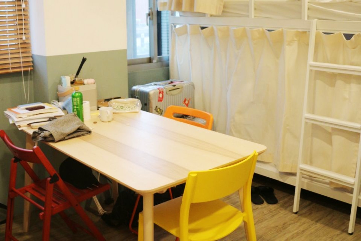 Bed In A 3-Bed Male Only Room - Colorful Vintage Style Apt. w/ Workspace + Rooftop Deck - Gallery - 3