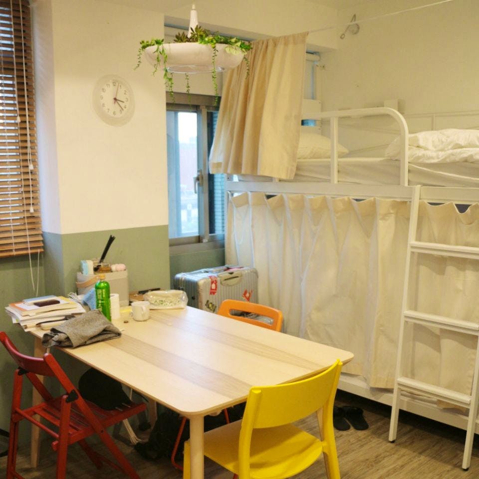 Bed In A 3-Bed Male Only Room - Colorful Vintage Style Apt. w/ Workspace + Rooftop Deck - Gallery - 15