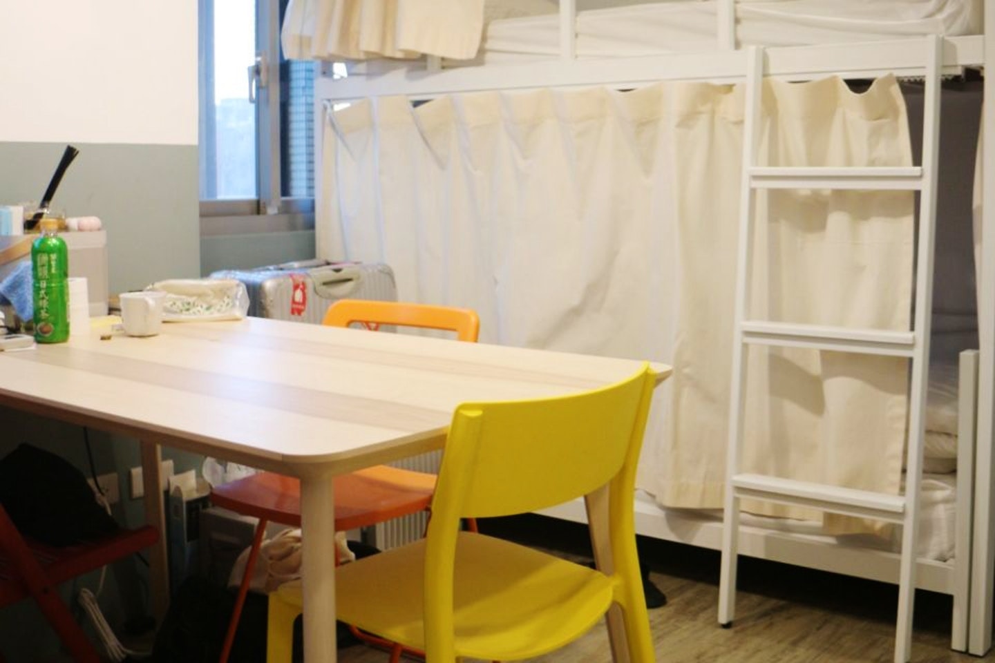 Bed In A 3-Bed Male Only Room - Colorful Vintage Style Apt. w/ Workspace + Rooftop Deck - Gallery - 2