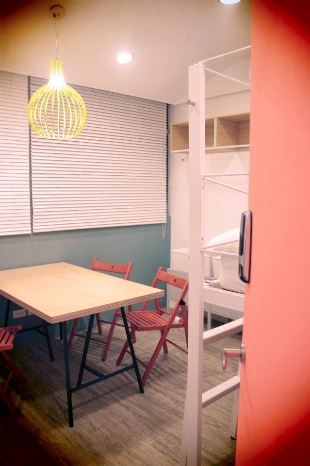 Bed In A 3-Bed Male Only Room - Colorful Vintage Style Apt. w/ Workspace + Rooftop Deck - Gallery - 18