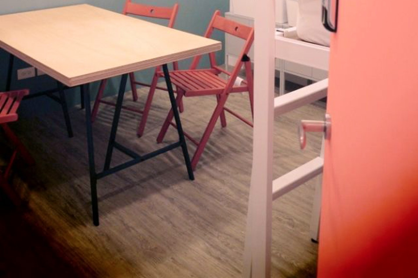 Bed In A 3-Bed Male Only Room - Colorful Vintage Style Apt. w/ Workspace + Rooftop Deck - Gallery - 6