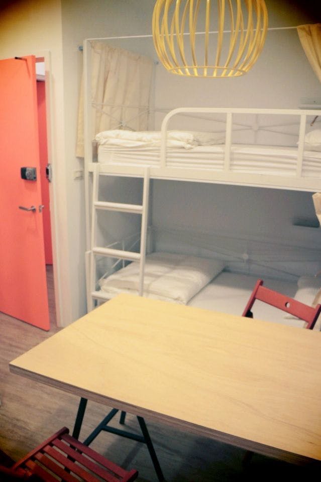 Bed In A 3-Bed Male Only Room - Colorful Vintage Style Apt. w/ Workspace + Rooftop Deck - Gallery - 11