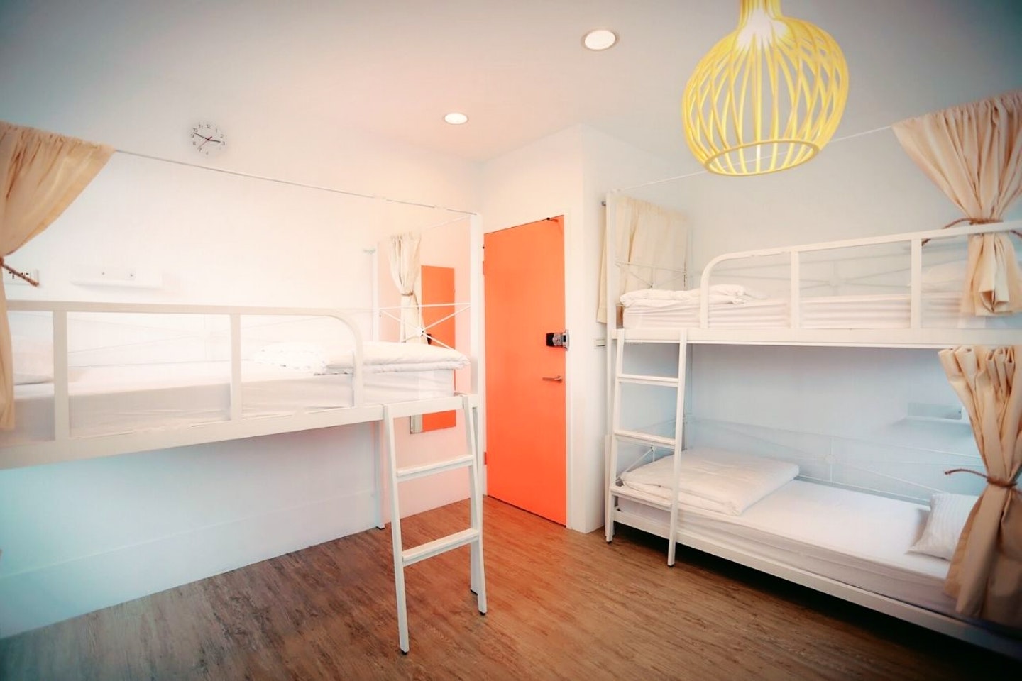 Bed In A 3-Bed Male Only Room - Colorful Vintage Style Apt. w/ Workspace + Rooftop Deck - Gallery - 4