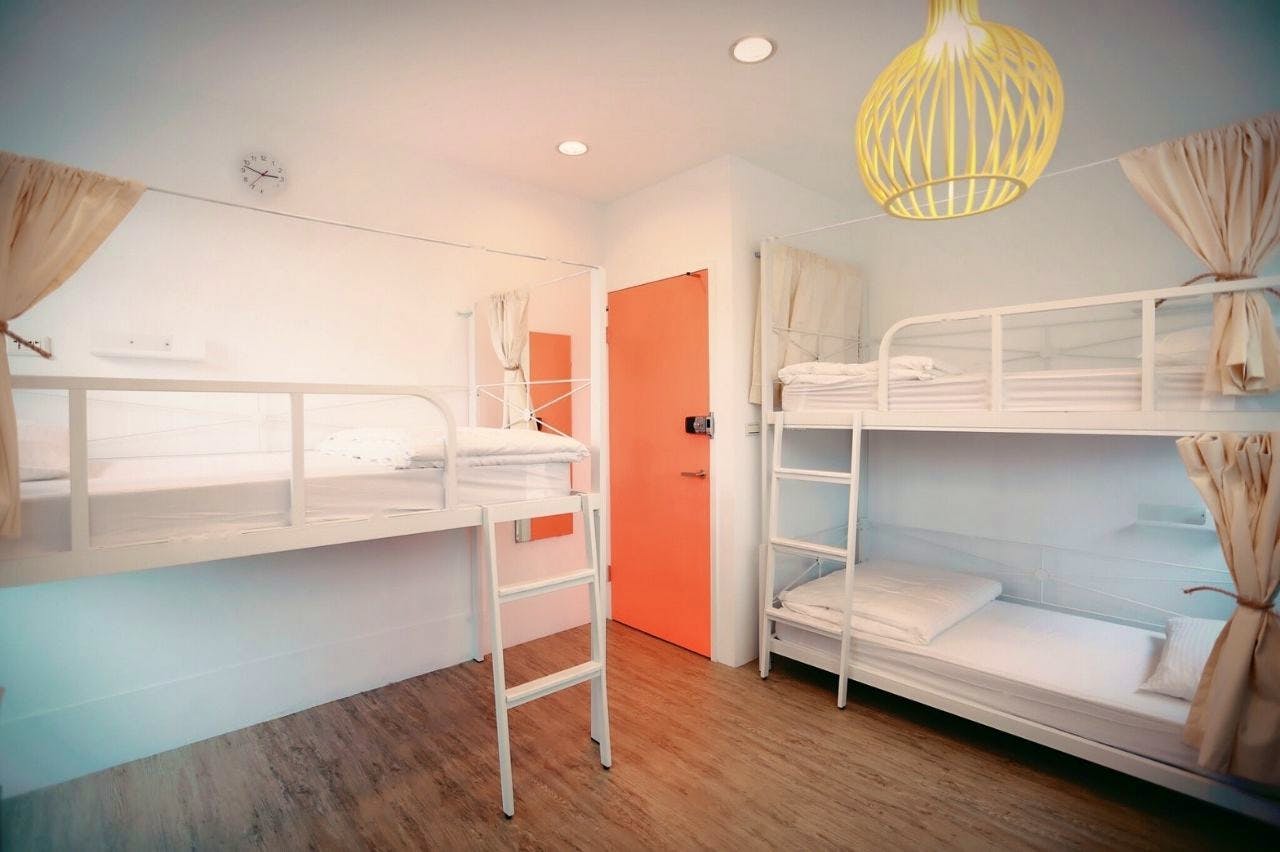 Bed In A 3-Bed Male Only Room - Colorful Vintage Style Apt. w/ Workspace + Rooftop Deck - Gallery - 16