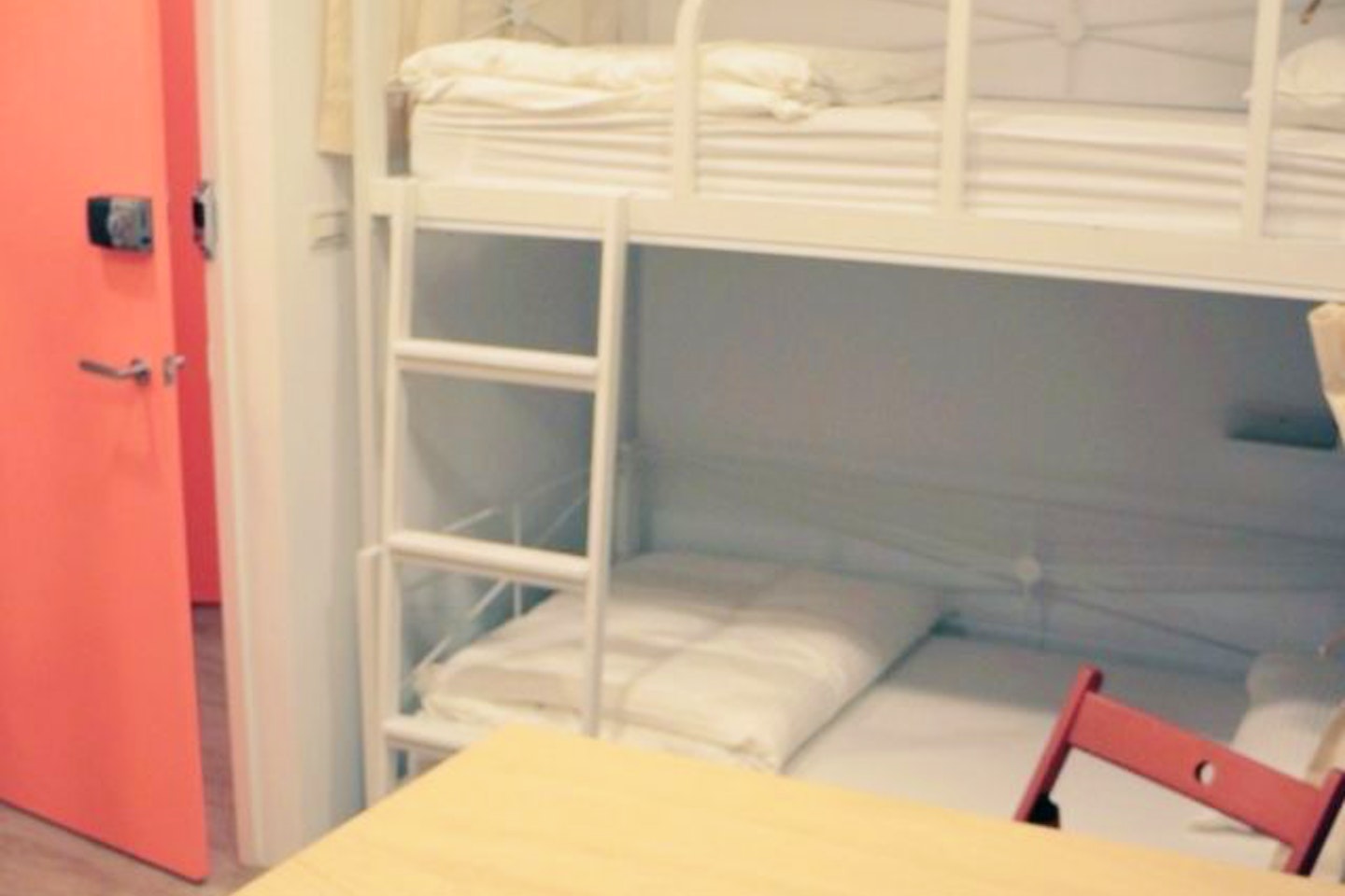 Bed In A 3-Bed Male Only Room - Colorful Vintage Style Apt. w/ Workspace + Rooftop Deck - Gallery - 5