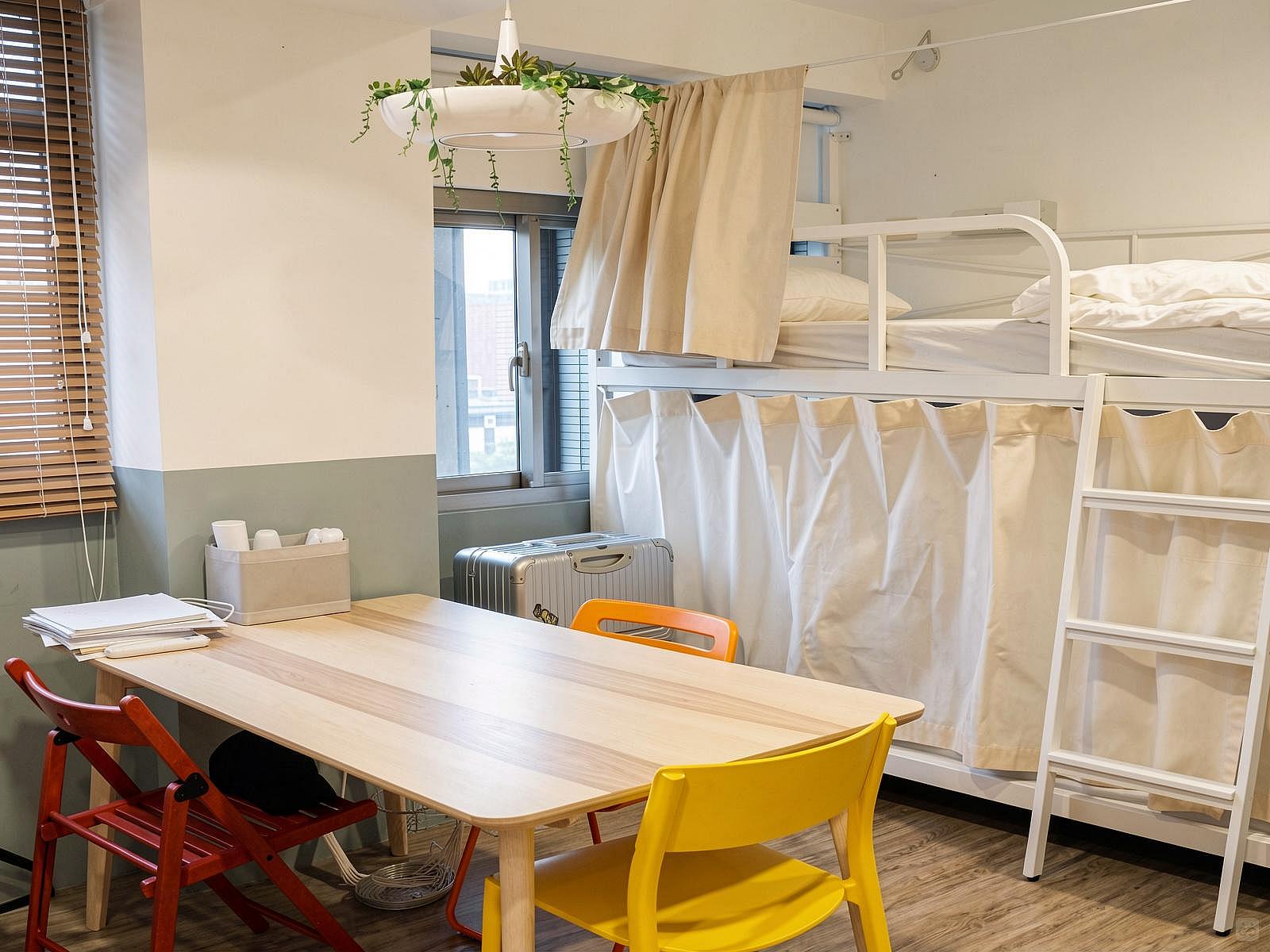 Bed In A 3-Bed Male Only Room - Colorful Vintage Style Apt. w/ Workspace + Rooftop Deck - Gallery - 33