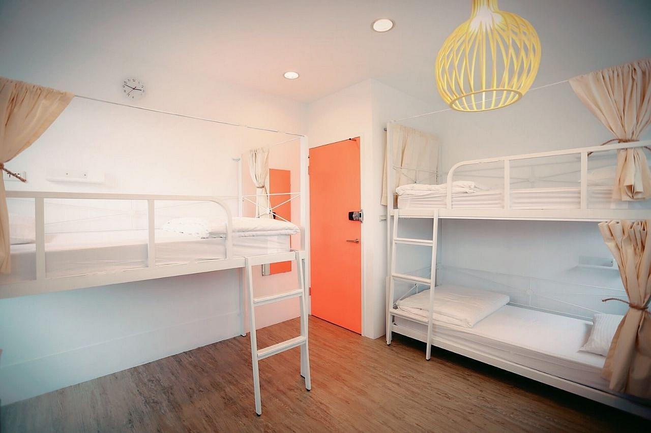 Bed In A 3-Bed Male Only Room - Colorful Vintage Style Apt. w/ Workspace + Rooftop Deck - Gallery - 28