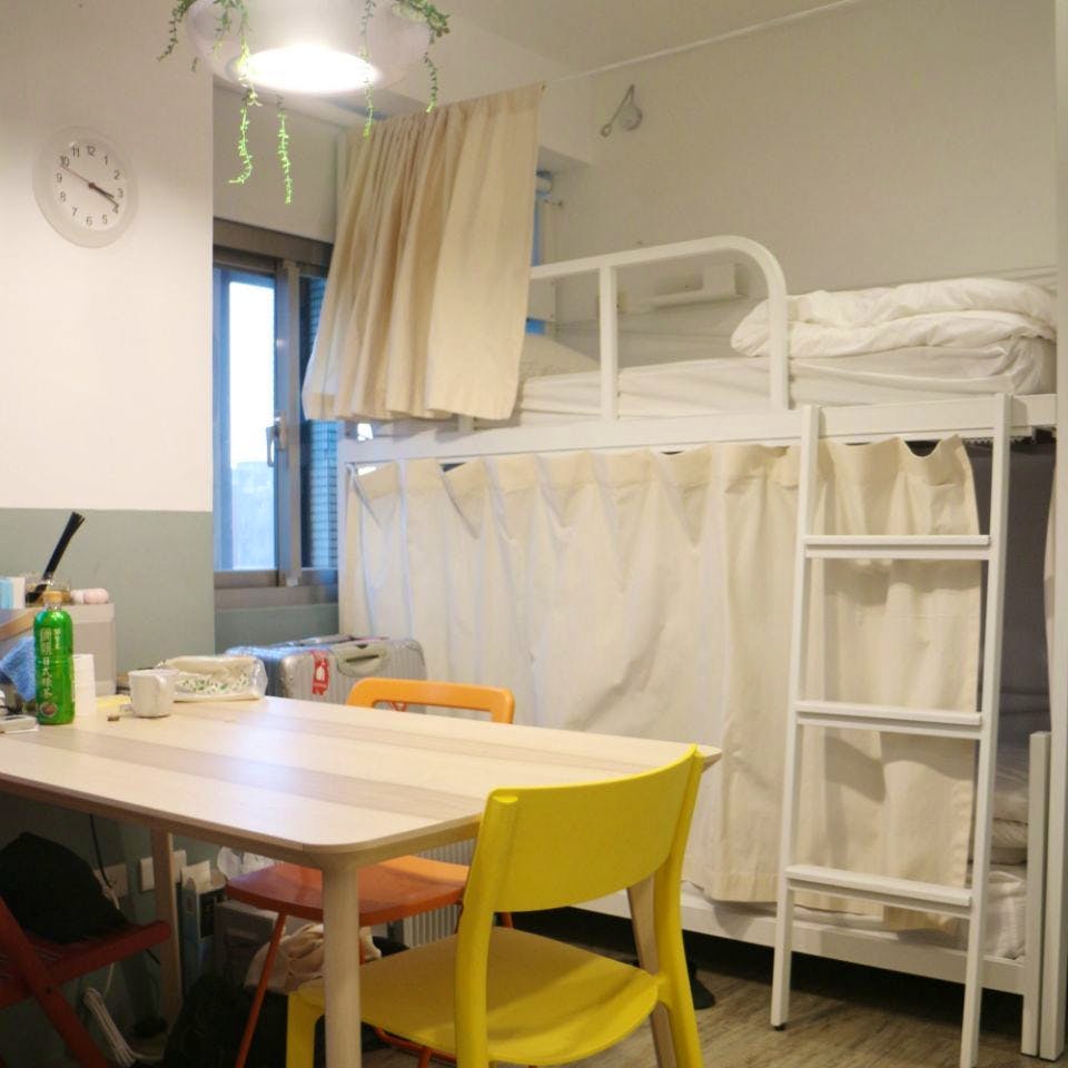Bed In A 3-Bed Male Only Room - Colorful Vintage Style Apt. w/ Workspace + Rooftop Deck - Gallery - 14
