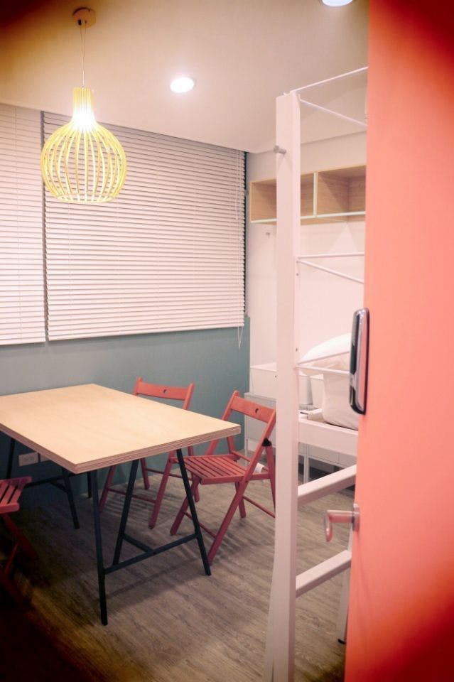 Bed In A 3-Bed Male Only Room - Colorful Vintage Style Apt. w/ Workspace + Rooftop Deck - Gallery - 12