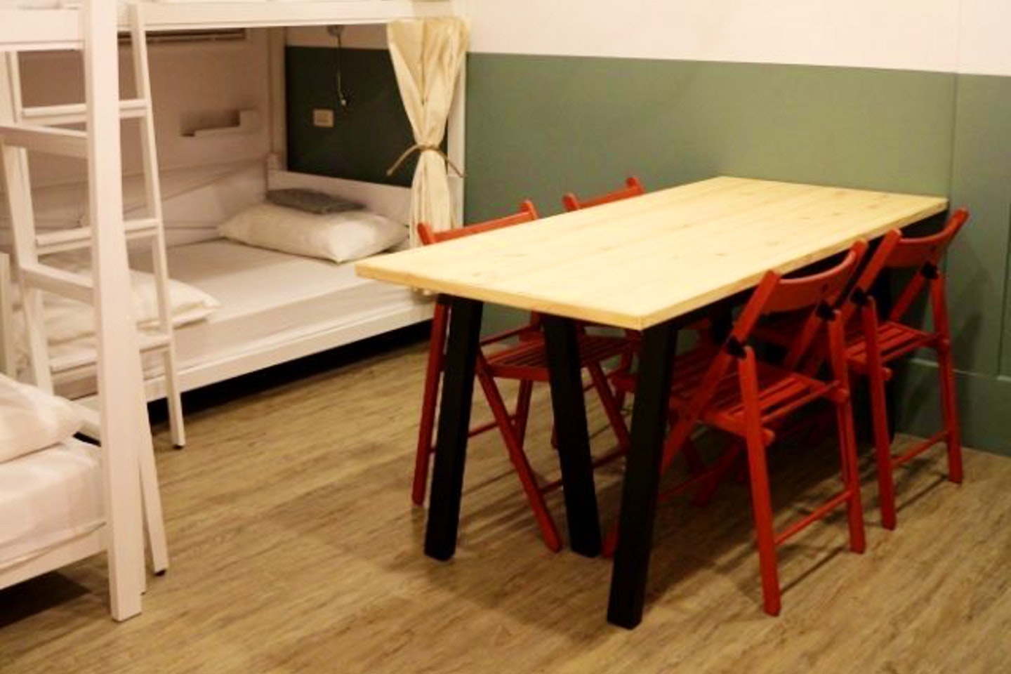 Bed In A 4-Bed Male Only Room - Colorful Vintage Style Apt. w/ Workspace + Rooftop Deck - Gallery - 2
