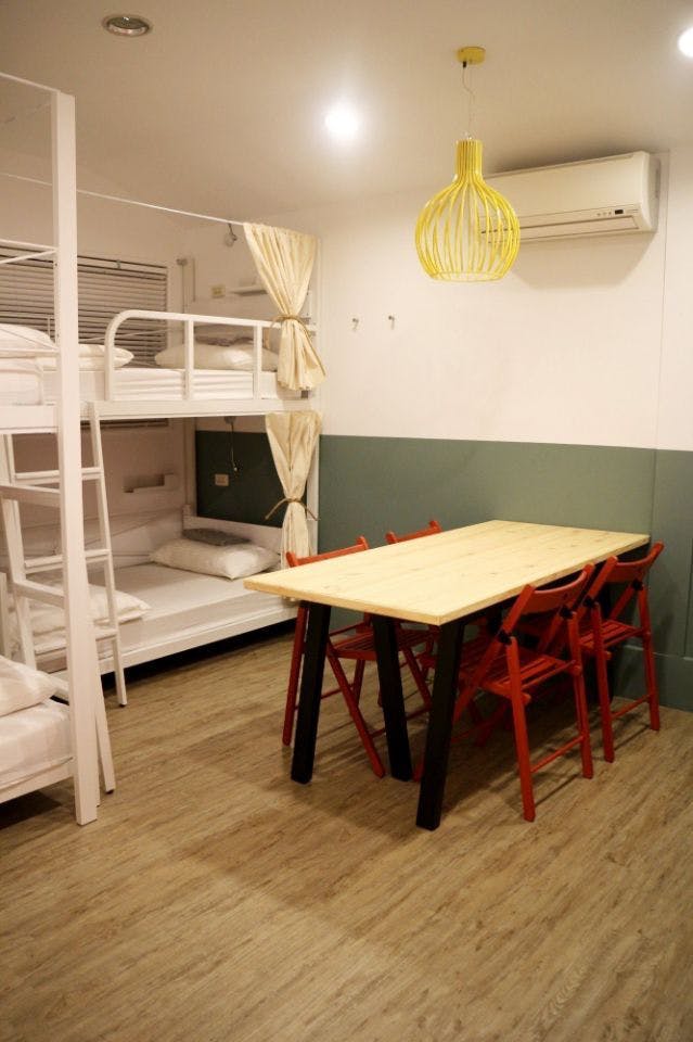 Bed In A 4-Bed Male Only Room - Colorful Vintage Style Apt. w/ Workspace + Rooftop Deck - Gallery - 4