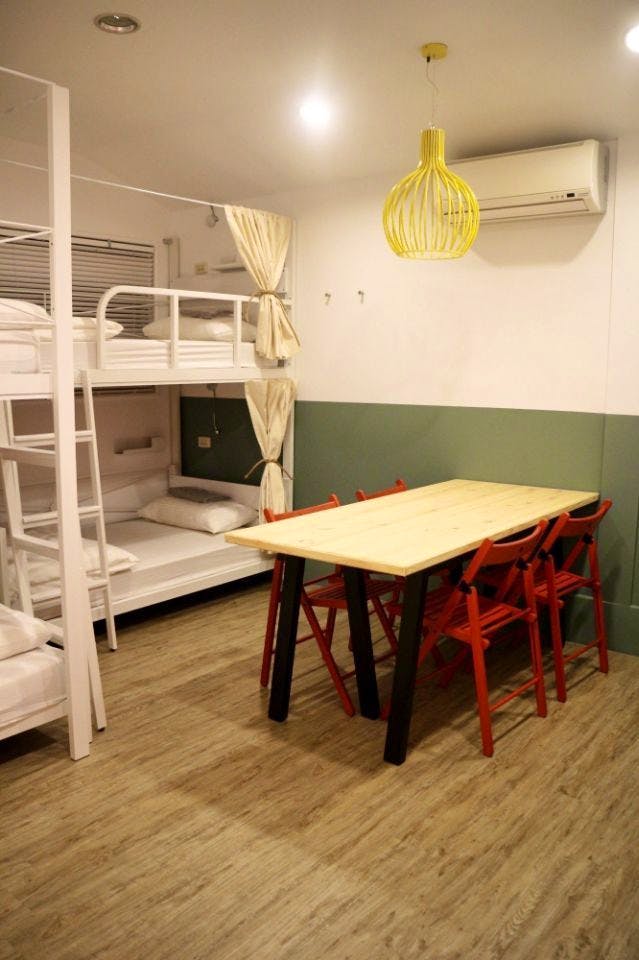 Bed In A 4-Bed Male Only Room - Colorful Vintage Style Apt. w/ Workspace + Rooftop Deck - Gallery - 6