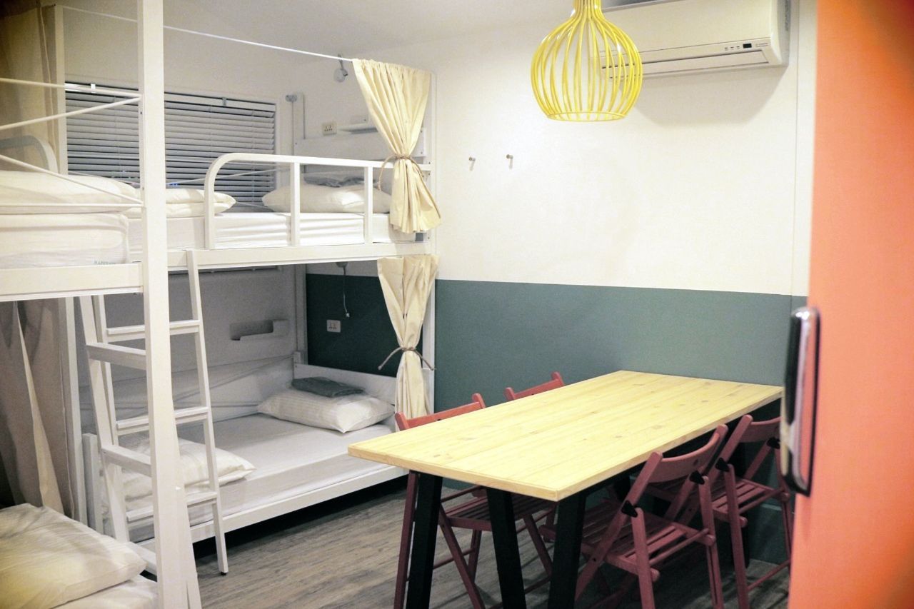 Bed In A 4-Bed Male Only Room - Colorful Vintage Style Apt. w/ Workspace + Rooftop Deck - Gallery - 7