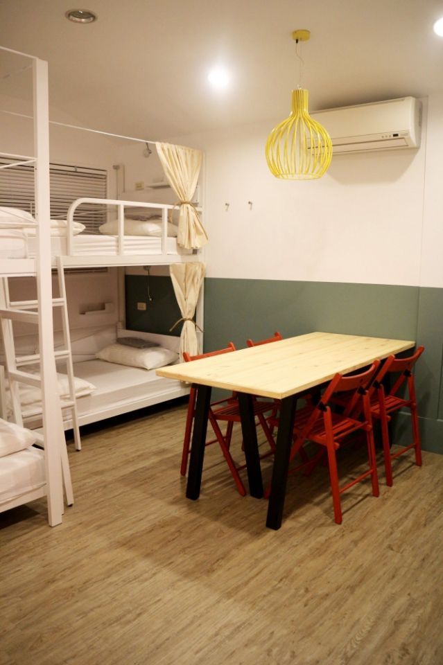 Bed In A 4-Bed Male Only Room - Colorful Vintage Style Apt. w/ Workspace + Rooftop Deck - Gallery - 8
