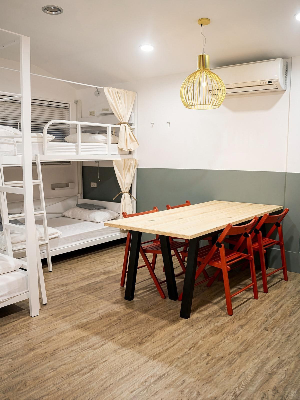 Bed In A 4-Bed Male Only Room - Colorful Vintage Style Apt. w/ Workspace + Rooftop Deck - Gallery - 12