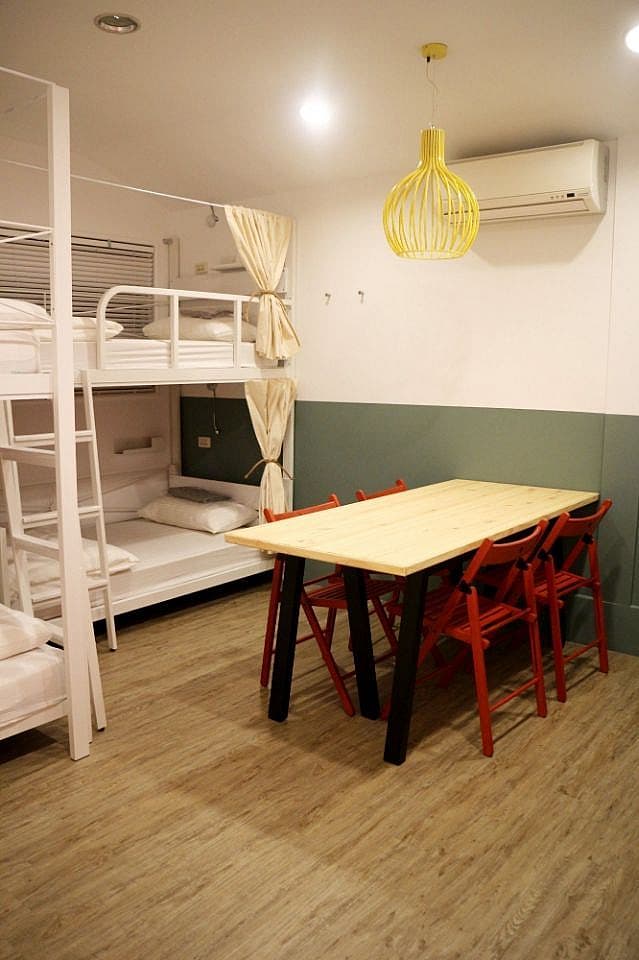 Bed In A 4-Bed Male Only Room - Colorful Vintage Style Apt. w/ Workspace + Rooftop Deck - Gallery - 10