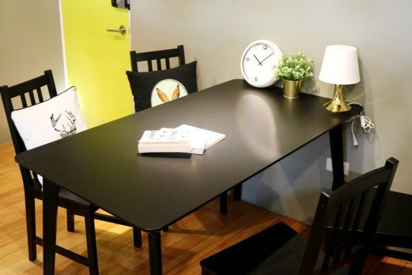 A - Bed In A 2-Bed Share Room - Generous Modern Apt. w/ Workspace - Gallery - 1