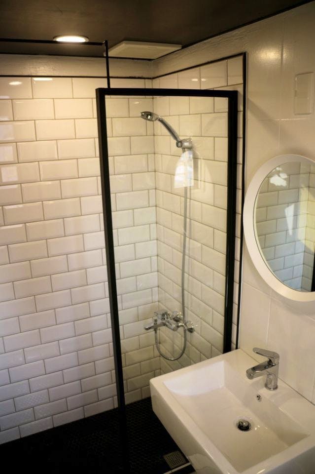 A - Bed In A 2-Bed Share Room - Generous Modern Apt. w/ Workspace - Gallery - 21