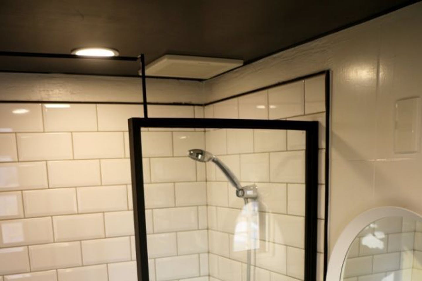 A - Bed In A 2-Bed Share Room - Generous Modern Apt. w/ Workspace - Gallery - 5