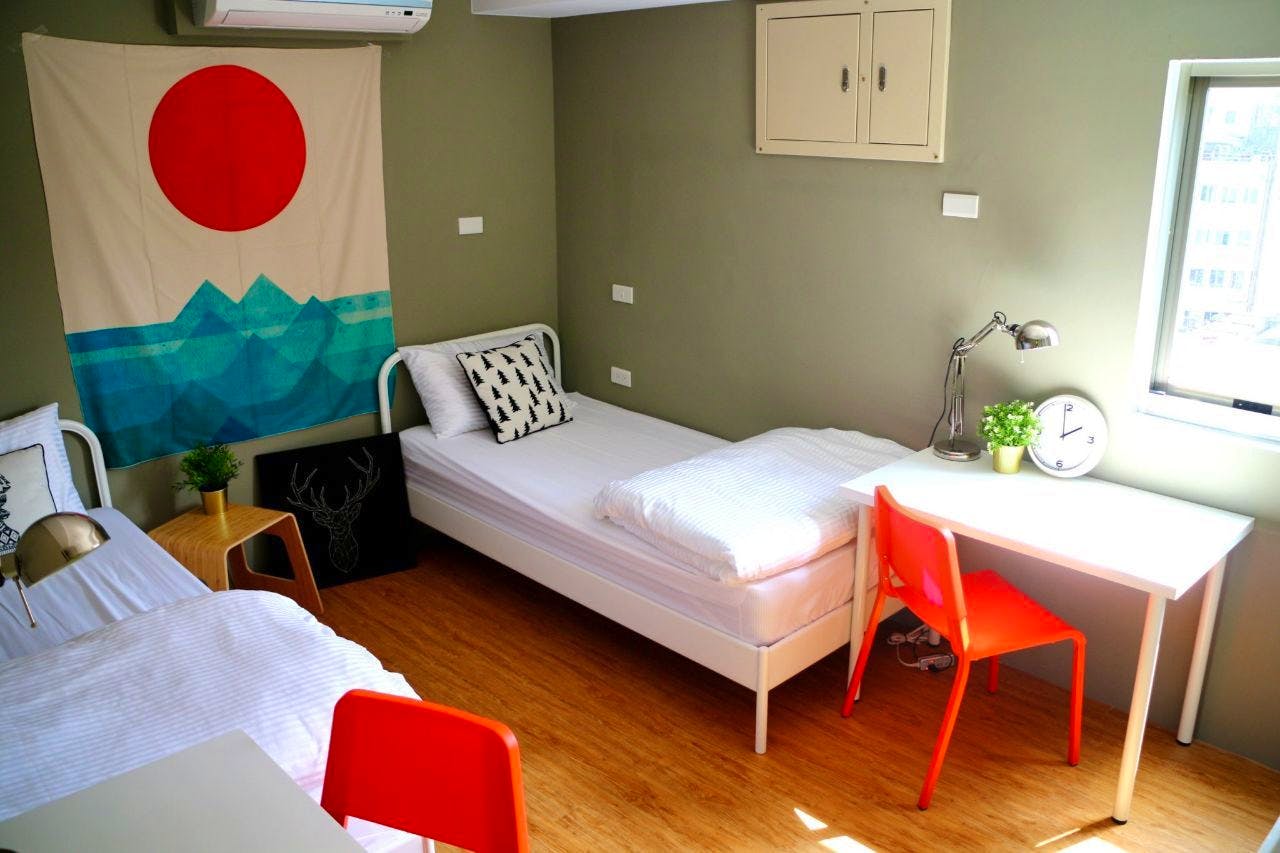 B - Bed In A 2-Bed Shared Room - Generous Modern Apt. w/ Workspace - Gallery - 16