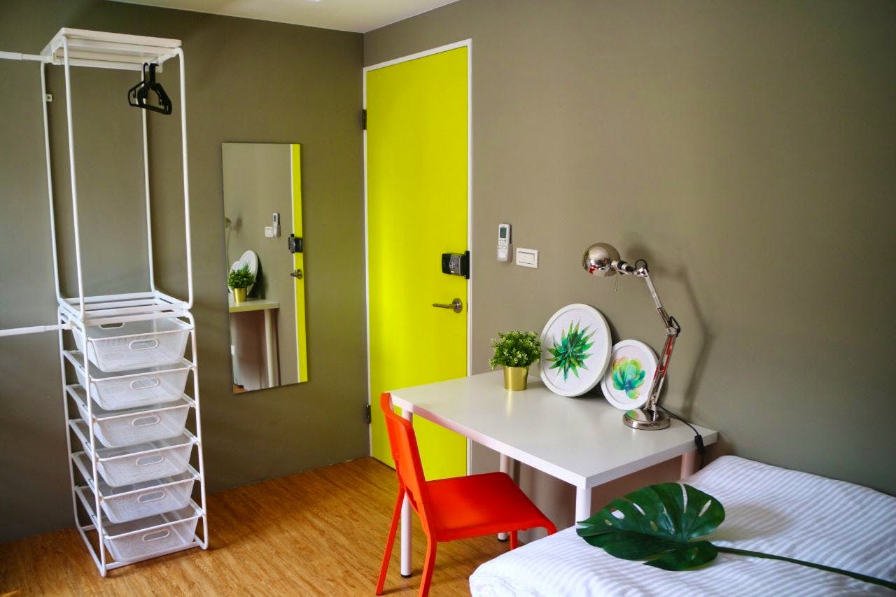 B - Bed In A 2-Bed Shared Room - Generous Modern Apt. w/ Workspace - Gallery - 20