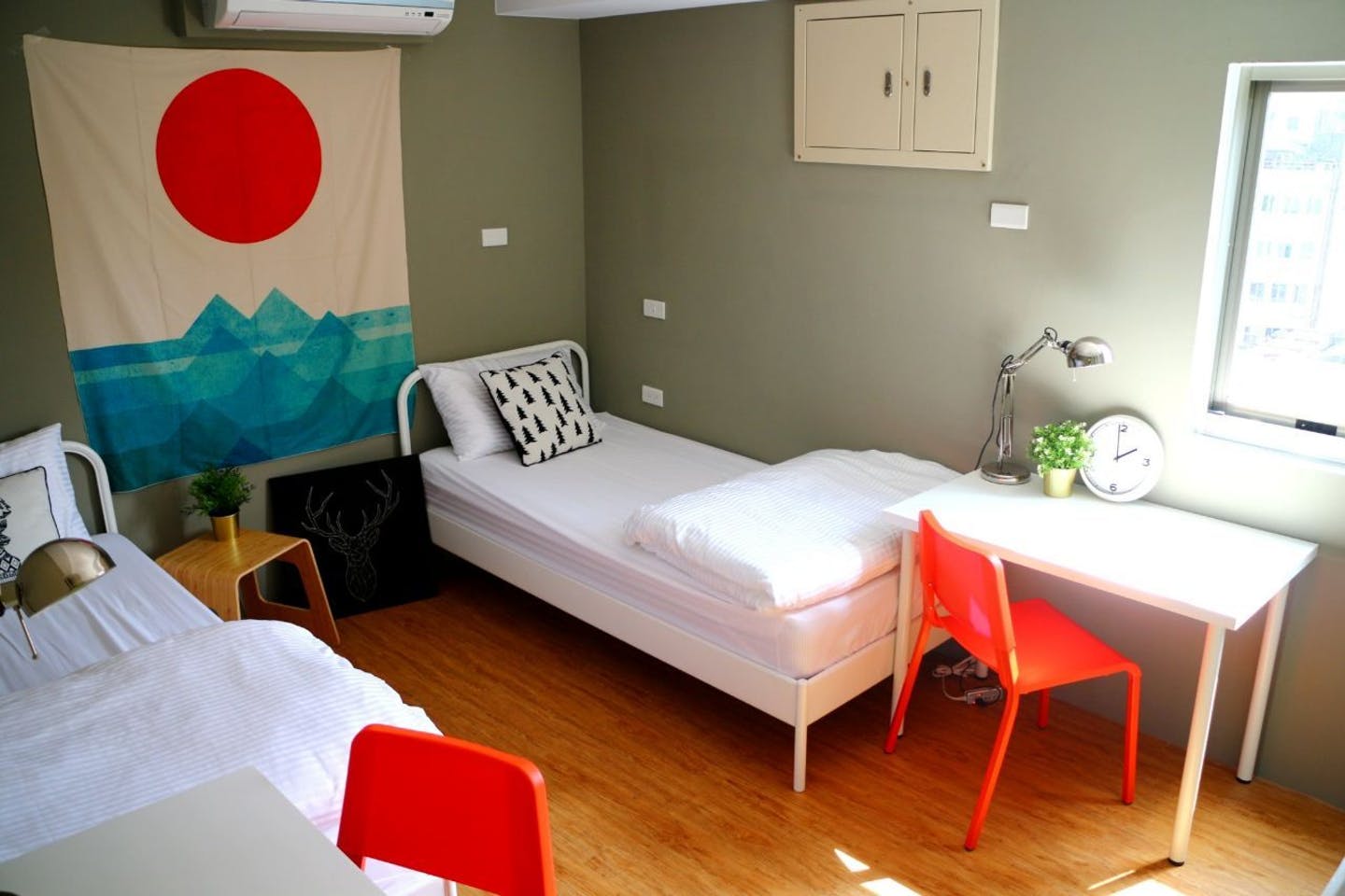 B - Bed In A 2-Bed Shared Room - Generous Modern Apt. w/ Workspace - Gallery - 2