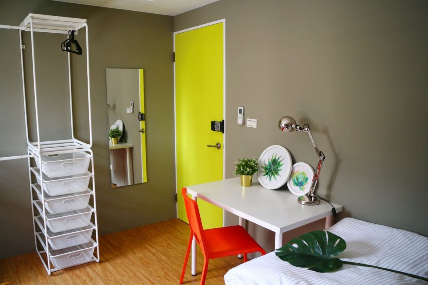 B - Bed In A 2-Bed Shared Room - Generous Modern Apt. w/ Workspace - Gallery - 6