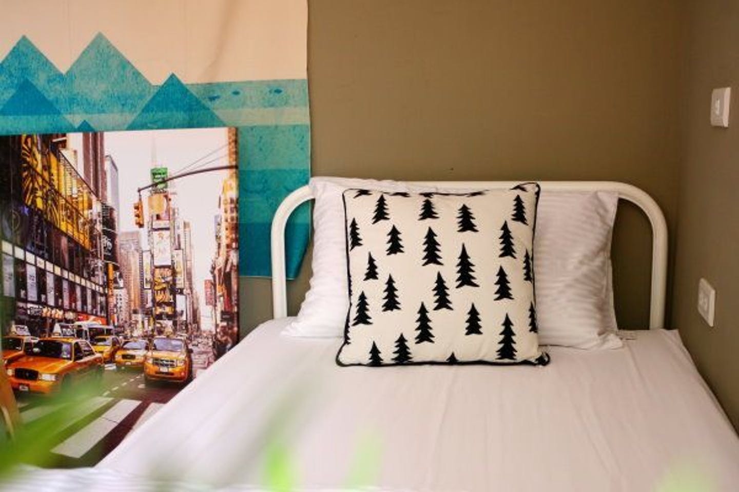 B - Bed In A 2-Bed Shared Room - Generous Modern Apt. w/ Workspace - Gallery - 1