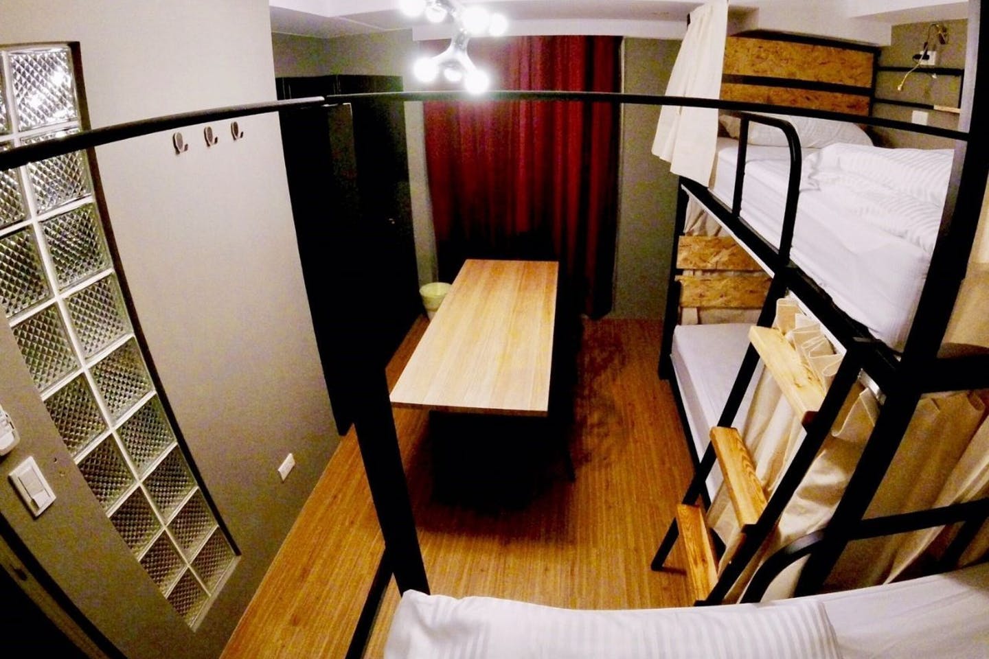 C - Bed In A 3-Bed Female Only Room - Generous Modern Apt. w/ Workspace - Gallery - 1