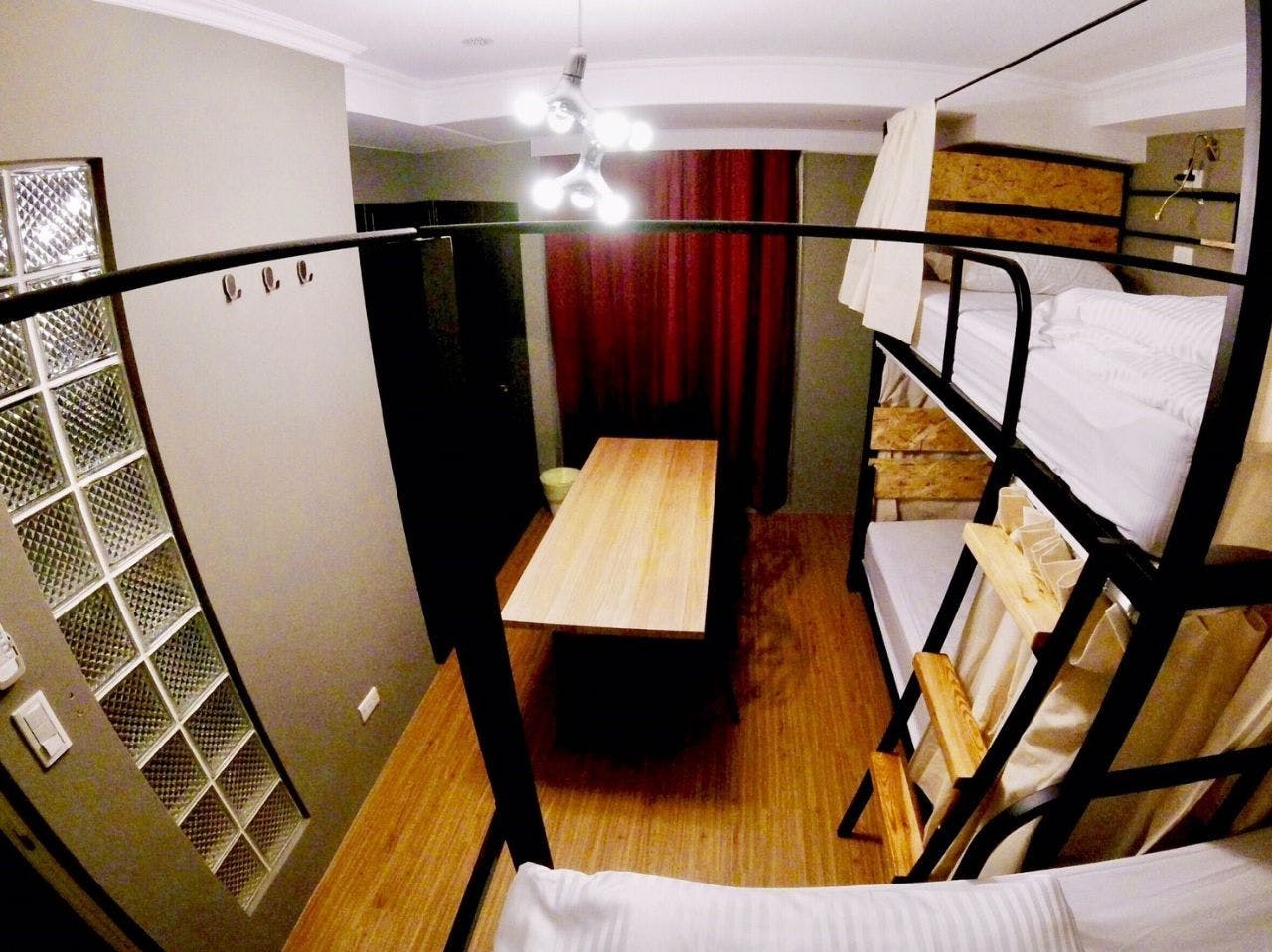 C - Bed In A 3-Bed Female Only Room - Generous Modern Apt. w/ Workspace - Gallery - 6