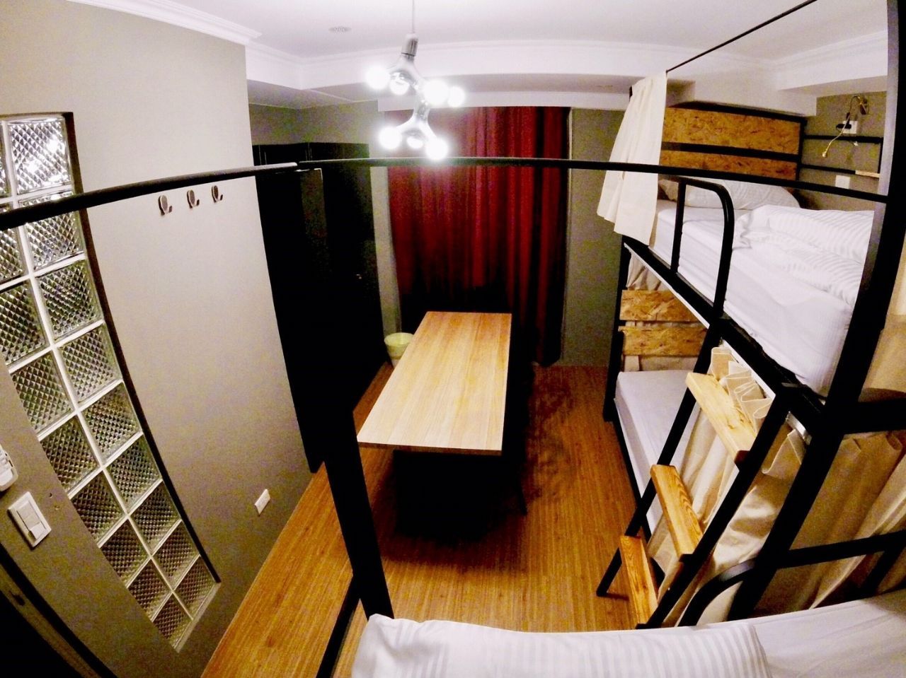 C - Bed In A 3-Bed Female Only Room - Generous Modern Apt. w/ Workspace - Gallery - 16
