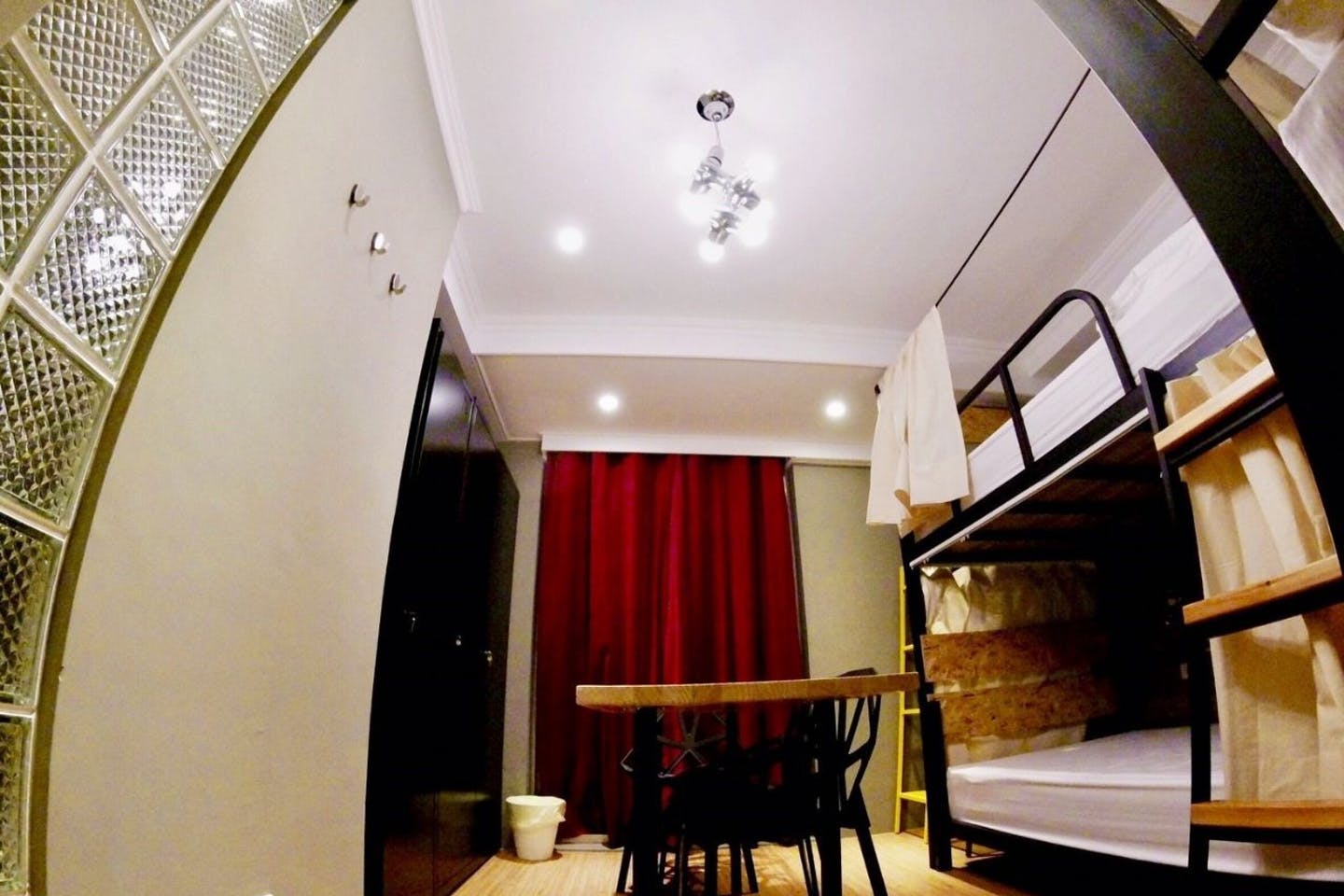 C - Bed In A 3-Bed Female Only Room - Generous Modern Apt. w/ Workspace - Gallery - 5