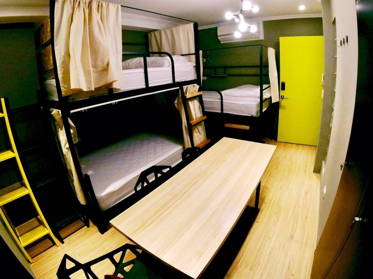 C - Bed In A 3-Bed Female Only Room - Generous Modern Apt. w/ Workspace - Gallery - 18