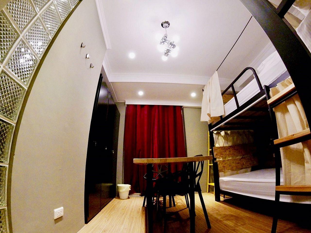 C - Bed In A 3-Bed Female Only Room - Generous Modern Apt. w/ Workspace - Gallery - 25