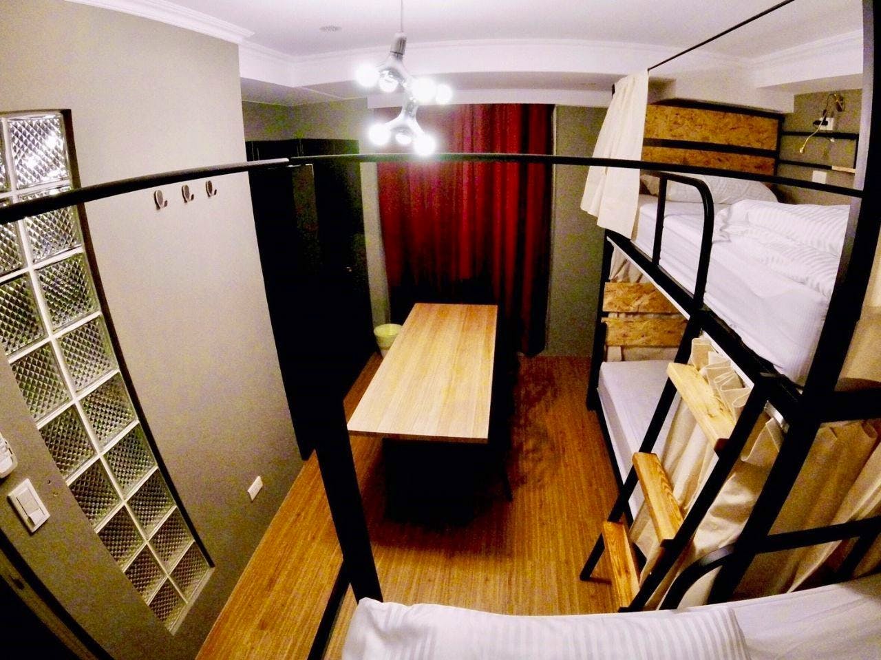 C - Bed In A 3-Bed Female Only Room - Generous Modern Apt. w/ Workspace - Gallery - 11