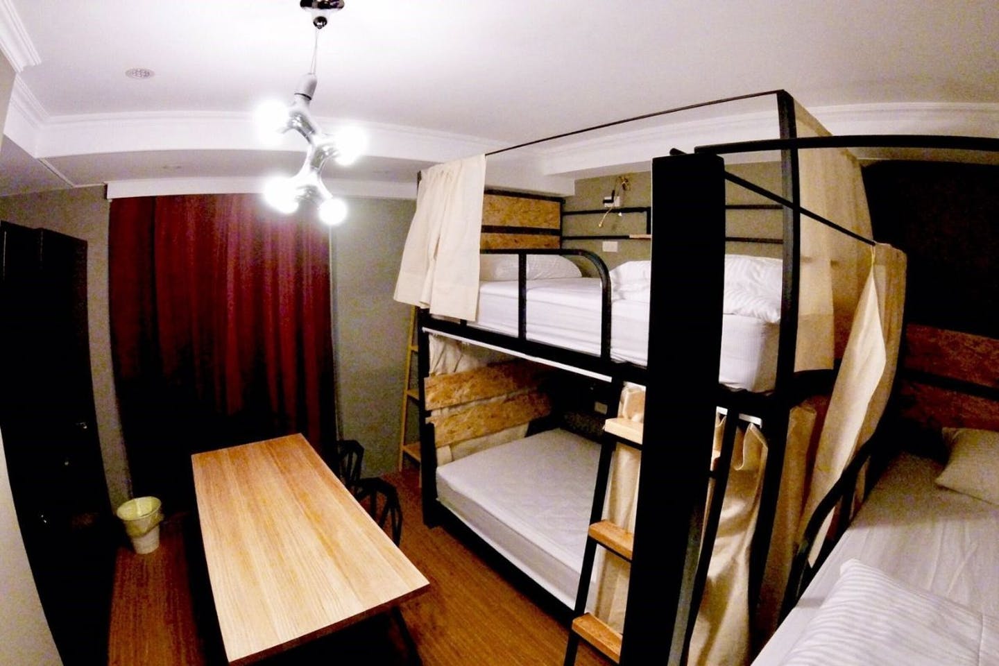 C - Bed In A 3-Bed Female Only Room - Generous Modern Apt. w/ Workspace - Gallery - 2